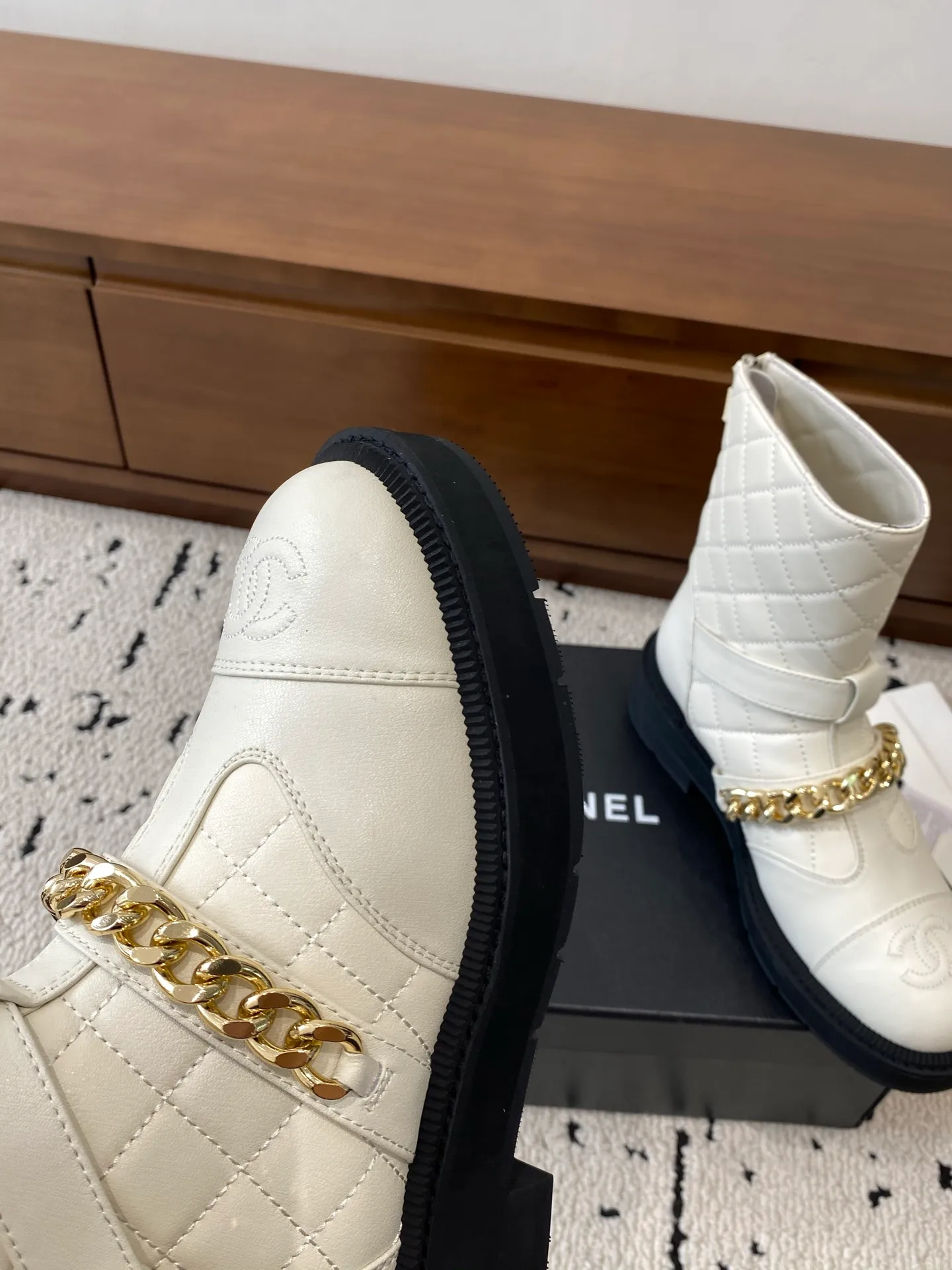 👟👟Ex-factory price 700👟👟 High version🍀 CHANEL 2025s autumn and winter series short boots, made of imported cowhide, with an additional height of 5cm to show leg length. Chanel's classic rhombus is used on the boot shaft, which Xiao Meimei particularly likes. This is Chanel's most popular style this autumn and winter. In addition, the entire boot shaft is equipped with a classic chain and school bag buckle. It is made of full-grain cowhide and uses a rear zipper. It is easy to put on the foot and super comfortable. It is a must-have for this autumn and winter. 🔴 Upper material: imported cowhide leather with anti-rust metal chain ❤︎ Consistently authentic ❤︎ Outsole: original Italian anti-slip rubber outsole Number of yards: 35-40 (40 is custom-made, non-refundable and non-exchangeable) Buy now 👉 Buy now 👉 Buy now 👉 Buy now 👉 Buy now 👉 Buy now 👉 Buy now 👉 Buy now 👉 Buy now 👉 Buy now 👉